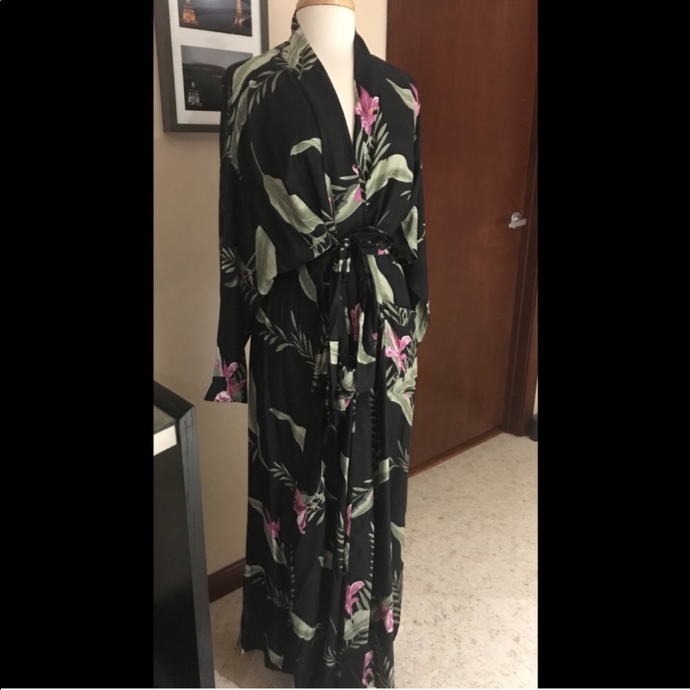 🌴Tommy Bahama Women’s Silk Robe🌴